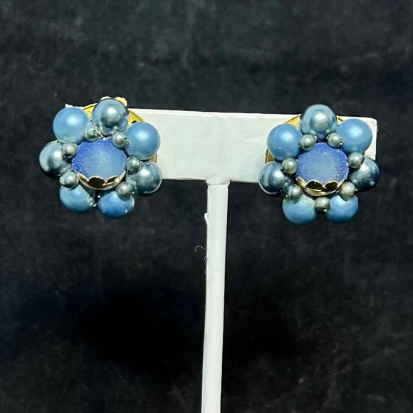 Vintage Gold Tone Faux Blue Pearl Cluster Clip On Earrings Japan (3539) - Picture 1 of 7